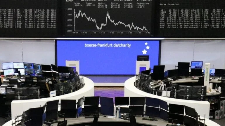 Ações europeias voltam a cair com temores sobre Ômicron