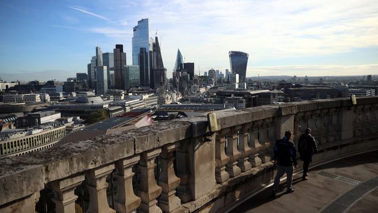 Economia britânica quase para em outubro e reforça dúvidas sobre alta de juros