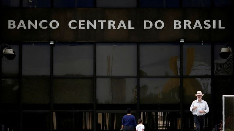 BC vende US$687 mi em leilão de moeda à vista e tira dólar de máximas do dia