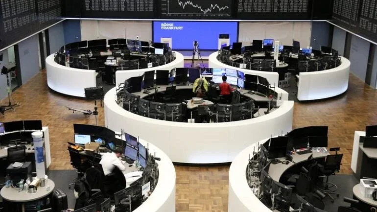 Ações europeias voltam a fechar em queda com reuniões de BCs no foco