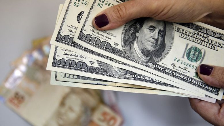 Dólar tem alta ante real com busca global por segurança e de olho em fluxo