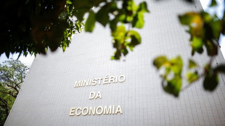 Mais de 300 auditores da Receita entregam cargos em ato contra corte de verbas, diz sindicato