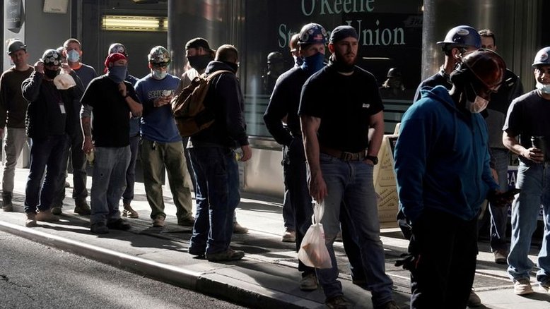 Impacto econômico da pandemia afeta mais norte-americanos com menor escolaridade, mostra pesquisa do Fed