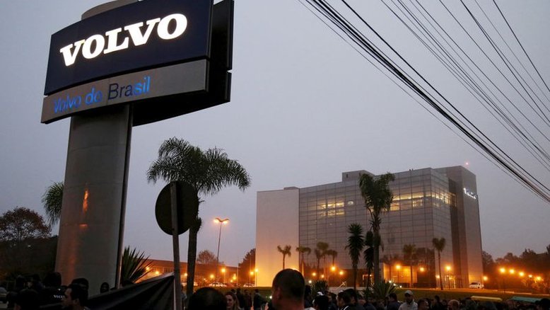 Volvo retoma 2º turno em linha de caminhões de fábrica no Paraná
