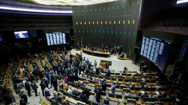 Confira os deputados que votaram a favor e os que votaram contra o voto impresso