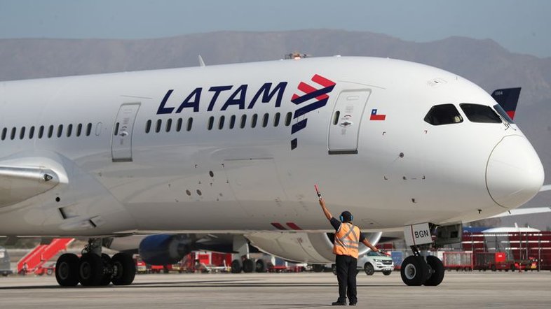 Passageira morre em voo de SP a Paris; avião faz pouso emergencial na Espanha