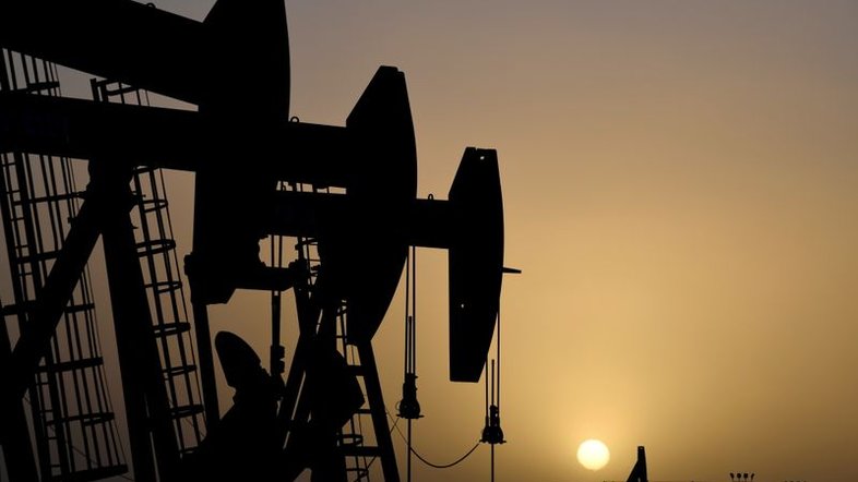 Preços de petróleo têm rali com dólar enfraquecido e incerteza sobre oferta do Irã