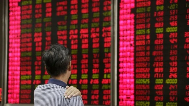 Índice de blue chip da China termina em alta com impulso de ações de tecnologia