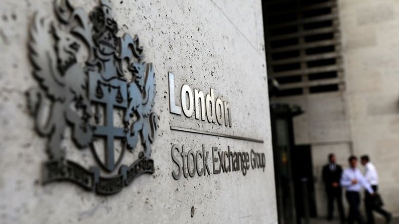 Índice europeu acentua perdas com receios sobre turismo; setor de energia pesa