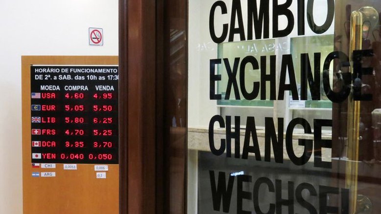 Dólar fecha em alta e revisita R$5,70 com exterior e incerteza local