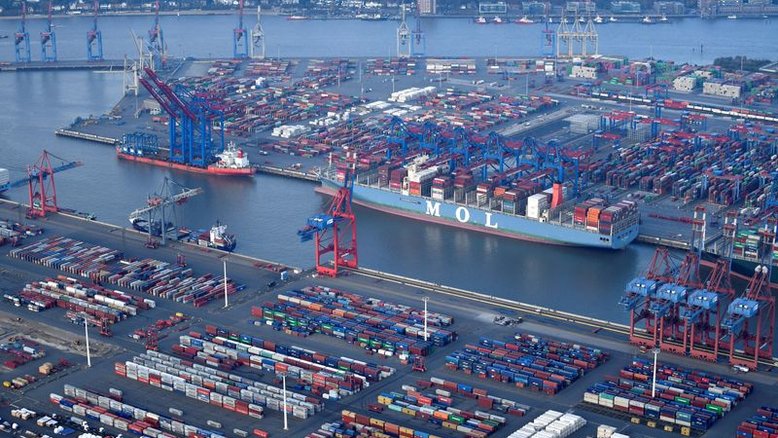 Zona do euro registra déficit comercial em novembro por conta de energia