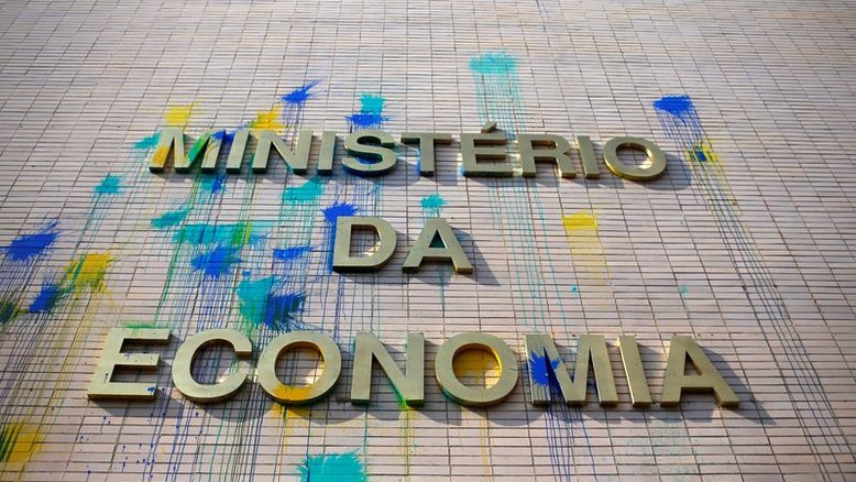Guedes insiste em reajuste zero a servidores apesar de ameaça de greve, dizem fontes