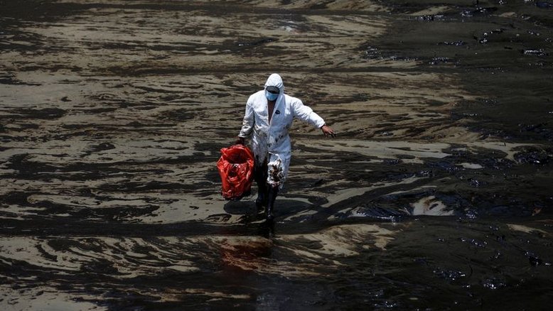 Peru eleva estimativa de vazamento de petróleo na costa central para  11,9 mil barris