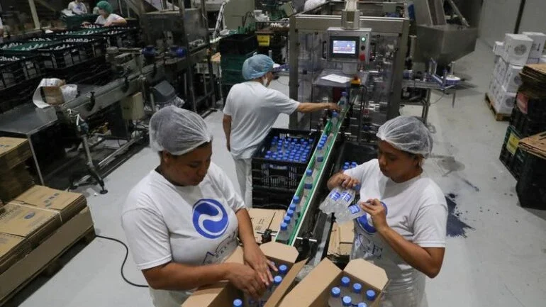 Contração da indústria se acentua no Brasil em janeiro com encomendas e produção menores, mostra PMI