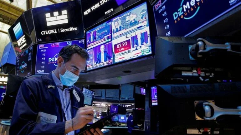 CORREÇÃO-Wall St supera pregão instável e fecha em alta