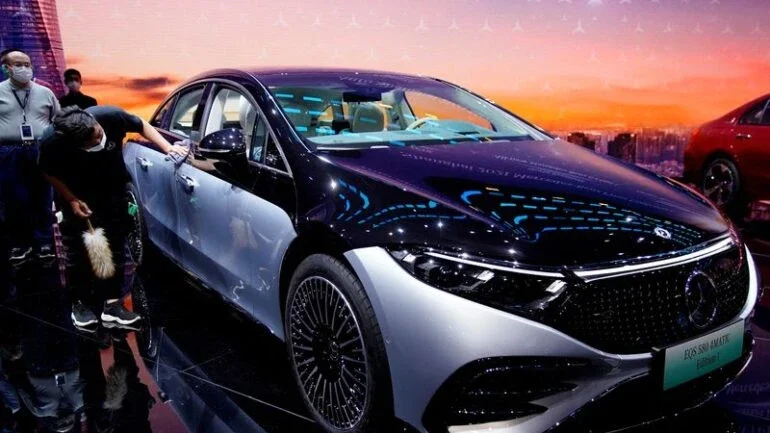 Mercedes-Benz projeta linhas exclusivas para produção de veículos elétricos dentro de alguns anos