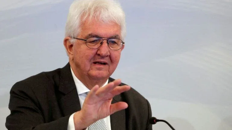 BCE pode elevar juros antes de encerrar compra de títulos, diz Holzmann
