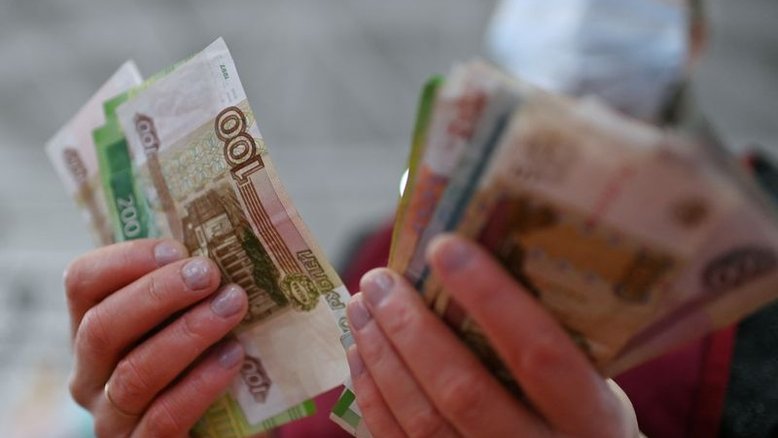 Rublo toca mínima recorde e moedas seguras disparam após Rússia atacar Ucrânia