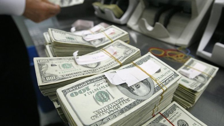 Dólar abandona alta e fecha em queda ante real com força das commodities
