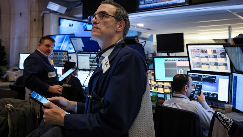 Wall St cai mais de 1% com temores de inflação após disparada do petróleo