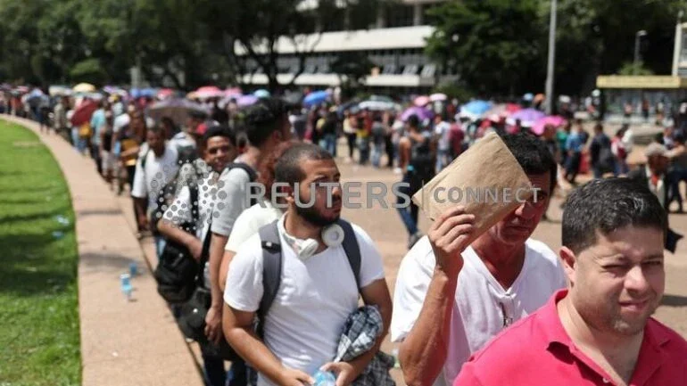 Desemprego no Brasil cai a 10,5% no trimestre até abril, menor nível desde o início de 2016