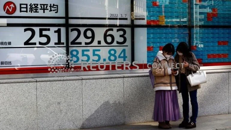 Ações do Japão fecham em máxima de 2 meses com impulso de Fast Retailing