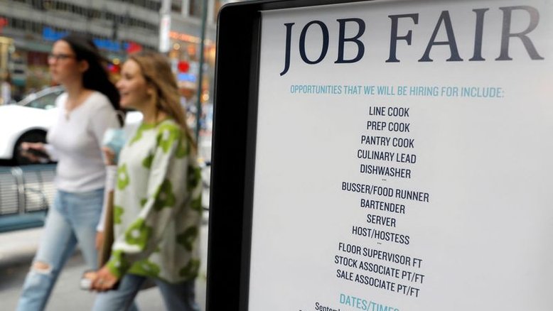 Relatório de emprego nos EUA revela moderação amistosa ao Fed, mas contratações ainda fortes