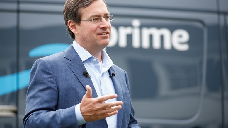 Executivo por trás da operação logística da Amazon deixa cargo após 23 anos