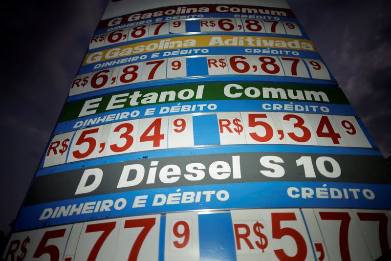 Painel de preços em posto de gasolina em Brasília