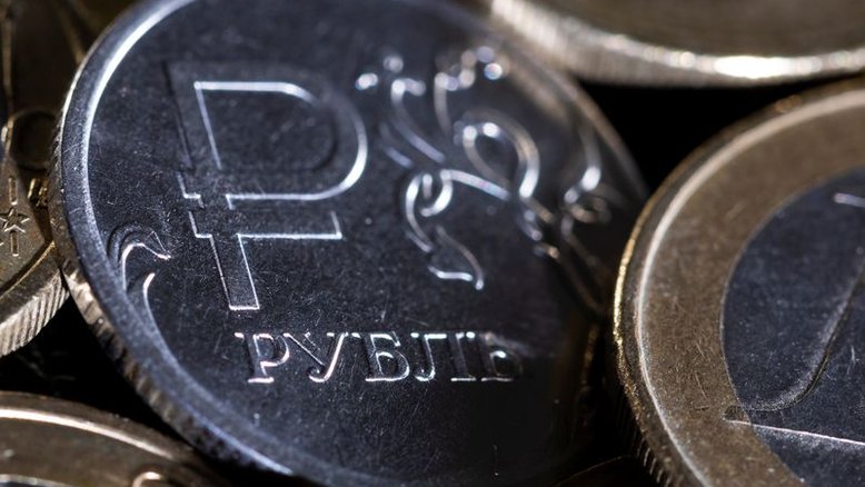 Rublo atinge pico de 7 anos contra o dólar após Ocidente dizer que Rússia deu calote