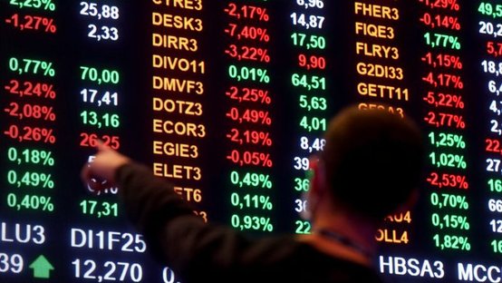 Ibovespa aprofunda perda com risco fiscal, temor de recessão