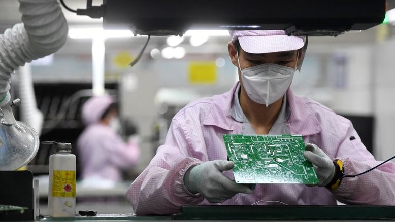 Setores industrial e de serviços da China interrompem 3 meses de contração, mostra PMI oficial
