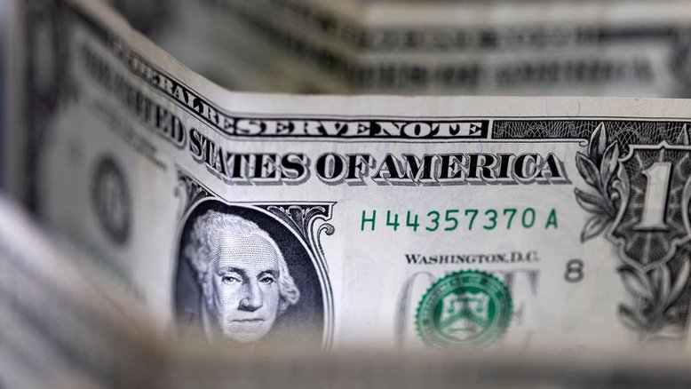 Dólar acompanha alívio no sentimento externo e pausa rali contra real