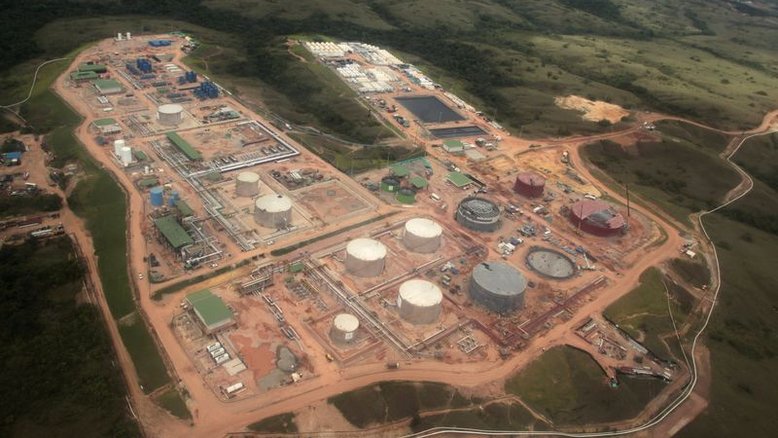 Petróleo sobe 2%, mas registra perda semanal por temores de recessão