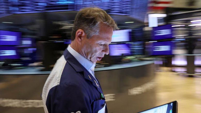Wall St fecha em queda antes de balanços e dados de inflação