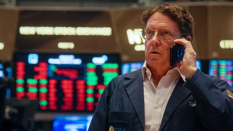 Wall St fecha em baixa por queda de ações bancárias e Apple