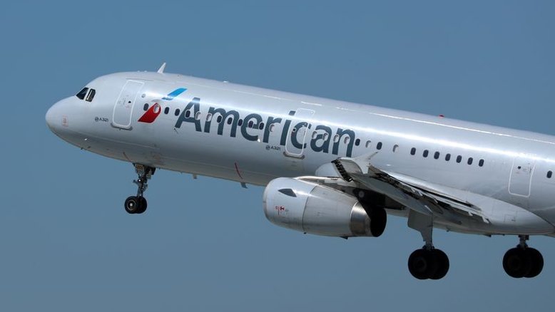 Adolescente flagra celular escondido em banheiro de avião