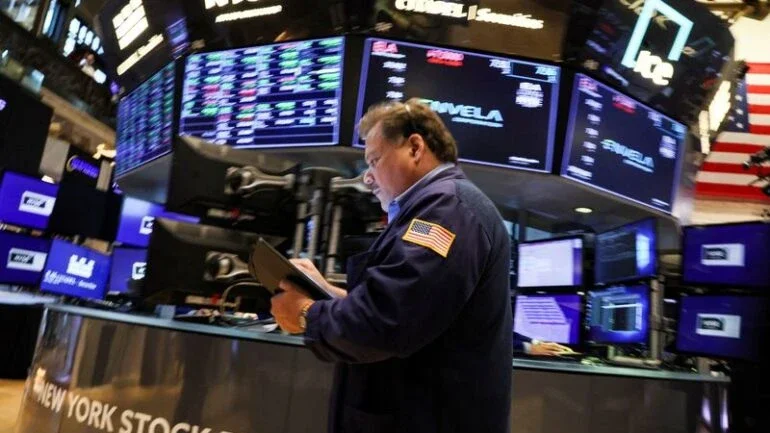 Wall St fecha em alta com sólido balanço da Tesla