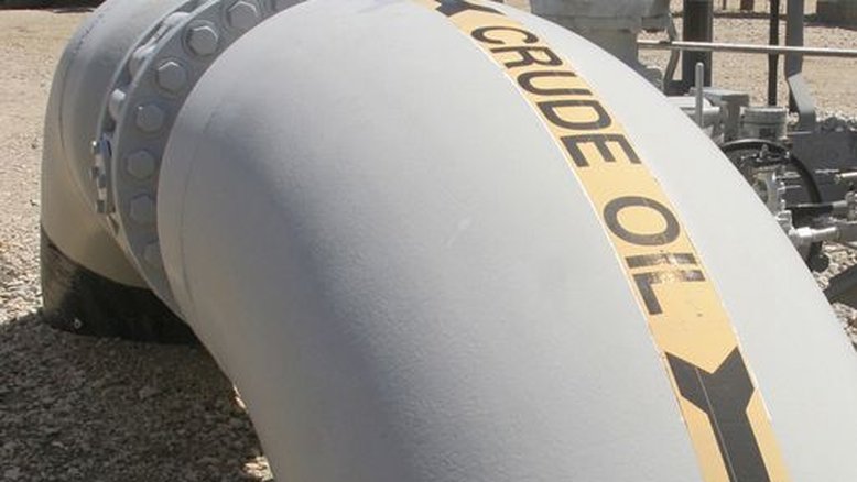 Petróleo fecha em alta com queda de estoque dos EUA e cortes de gás na Rússia