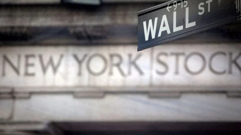 Wall St recua com perspectiva de recessão após novo declínio da economia