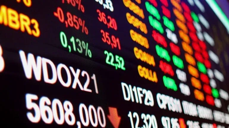 Ibovespa tem queda discreta com fraqueza em NY e bateria de balanços no radar