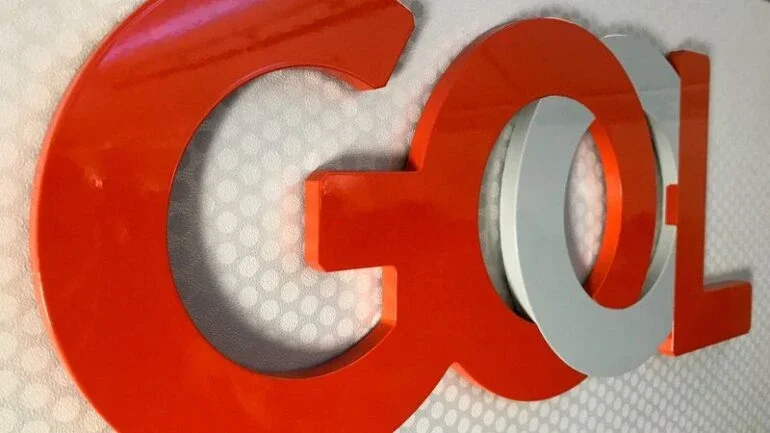 Ações da Gol chegam a cair 6% após balanço e projeções