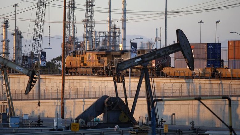 Brent e WTI fecham mistos; preocupações sobre recessão pesam