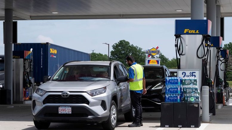 Preços da gasolina nos EUA caem abaixo de US$4 pela primeira vez desde março