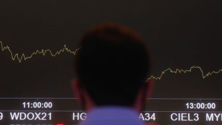 Ibovespa mostra indefinição em dia cheio de balanços, com ações de commodities oferecendo suporte