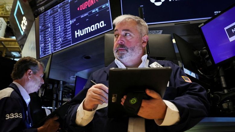 Wall Street fecha em queda, com índices voláteis após divulgação de ata do Fed
