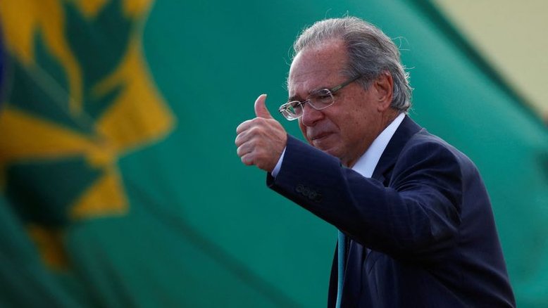 Câmbio deveria estar lá embaixo, mas está no lugar com a barulheira, diz Guedes