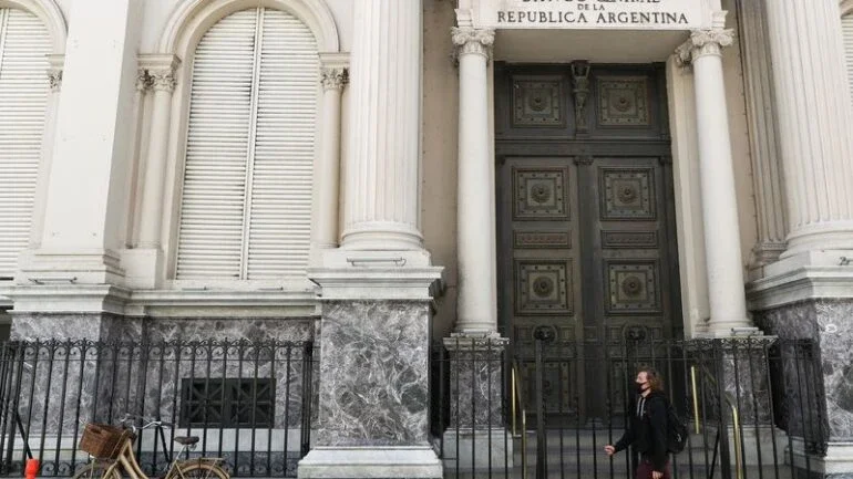 BC da Argentina eleva taxa de juros em 5,50 p.p., para 75% ao ano, diz fonte