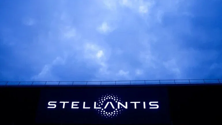 Stellantis e Renault interrompem linhas de montagem na Espanha por falta de semicondutores