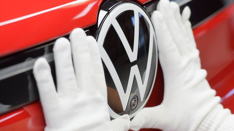 Ação da Volkswagen tem reação tímida à potencial avaliação de 75 bi de euros da Porsche